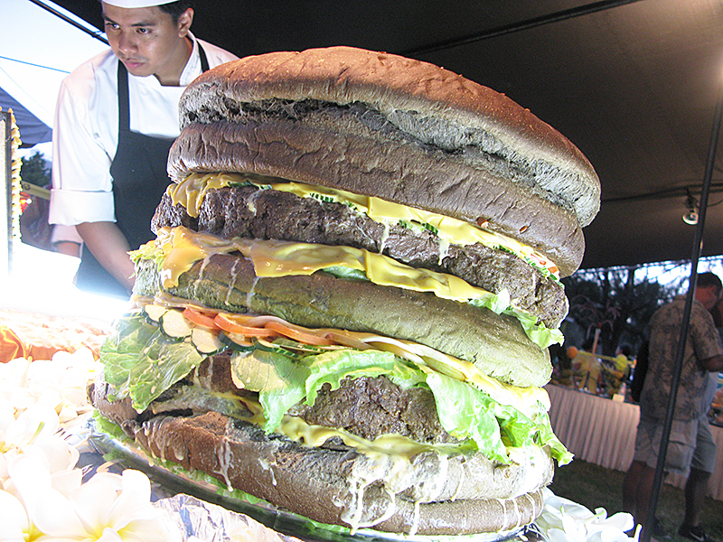 サイパン（ガラパン）　お祭　巨大ハンバーガー